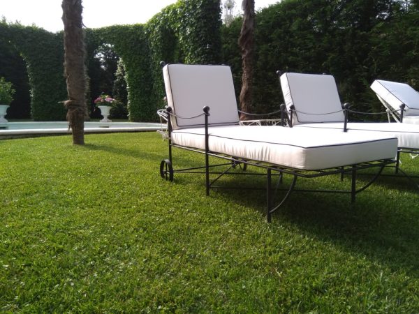 Lettino da giardino in ferro battuto - wrought iron furniture - meubles en fer forgé - schmiedeeiserne Möbel