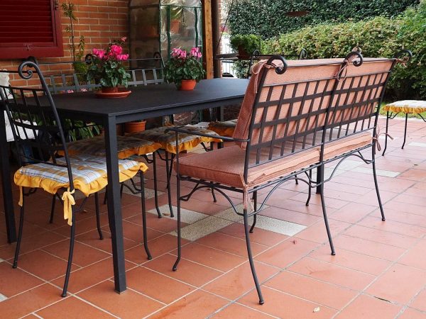 Panca da giardino in ferro battuto a tavola - wrought iron furniture - meubles en fer forgé - schmiedeeiserne Möbel