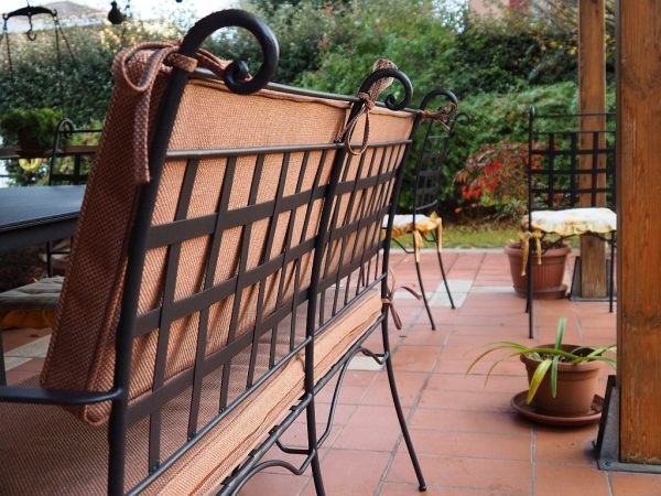Panca da giardino in ferro battuto con cuscini
